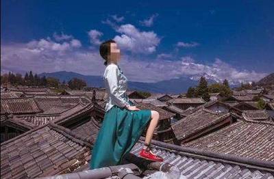女游客竟爬上丽江古城屋顶拍照,引市民和民族学专家的严厉谴责!